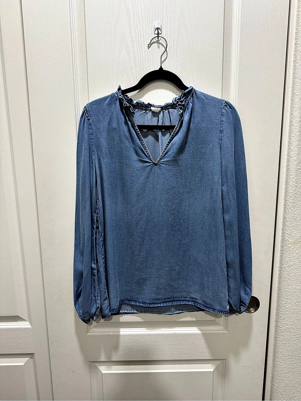 GAP Women’s Chambray Blue Ruffle Neck Blouse Long Sleeve Small